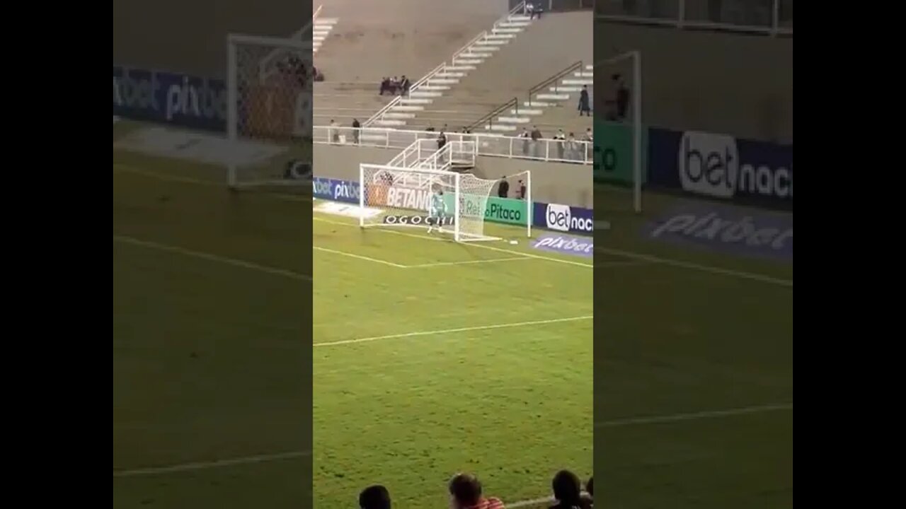 Vascaínos atrás do goleiro Danilo Fernandes na partida Tombense X Bahia