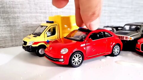 vários carros se movendo e caindo na água - carros modelo pequeno