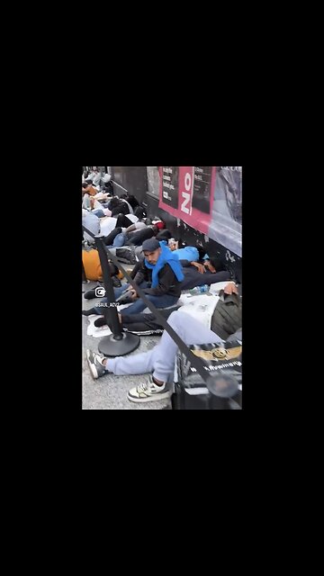 ILLEGAL MIGRANTS LIVE ON NEW YORK CITY SIDEWALK🎟️🌇⛺️🛗🎪🛃🐚💫