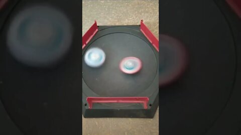 batalha de beyblade Luinor vs Valtryek (luinor acabou com valtryek em segundos)