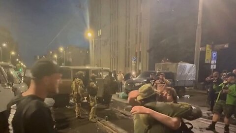 Obyvatelé Rostova se v dojetí rozloučili s odjíždějícími bojovníky PMC Wagner
