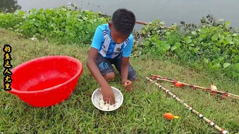 The little boy went fishing by the river and brought home big carp to improve his food +1