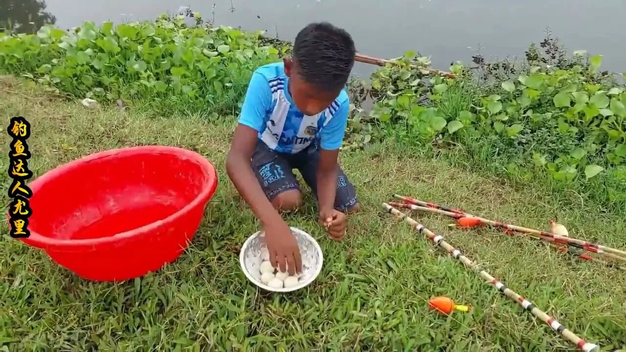 The little boy went fishing by the river and brought home big carp to improve his food +1