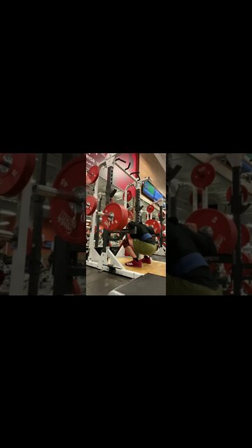 Belt, knee sleeves and weightlifting shoes