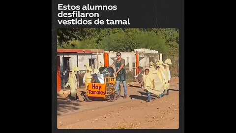 Maestro disfraza a sus alumnos de tamal para un desfile