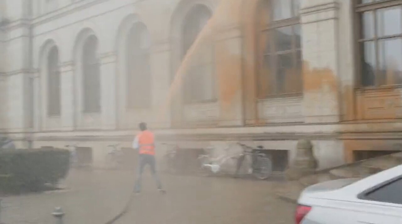 Climate Crazies Cover German Ministry of Transport Building In Paint