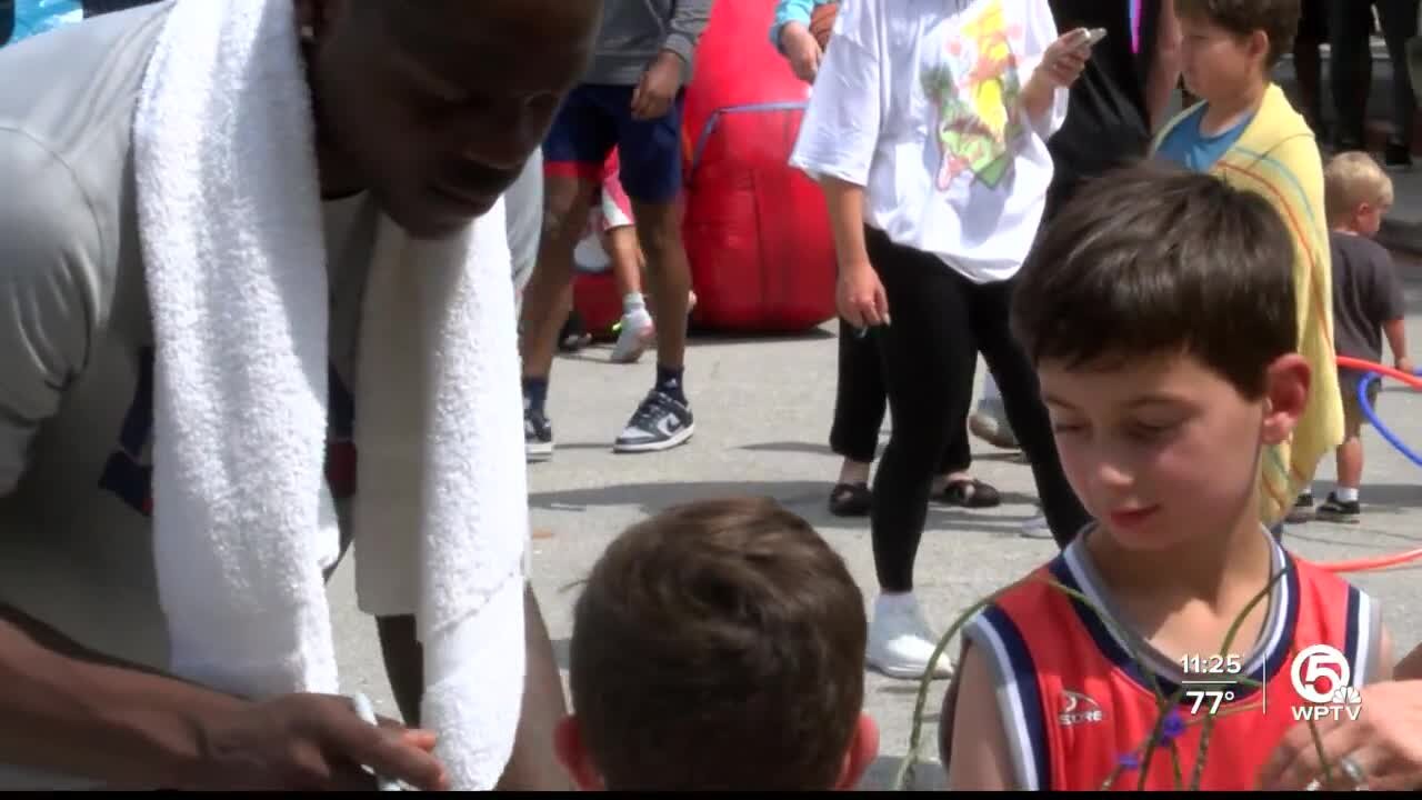 Johnell Davis and FAU Men's basketball holds food drive