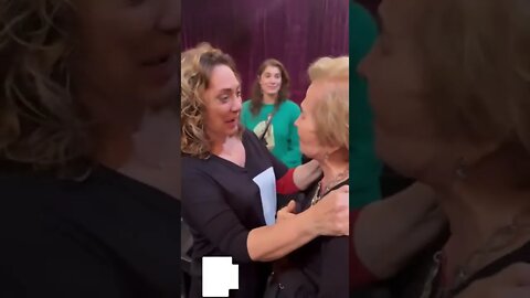 Abraço emocionante entre Eliane GIardini e Glória Menezes