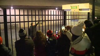 Bengals coach Zac Taylor takes selfie with fans in return from Super Bowl