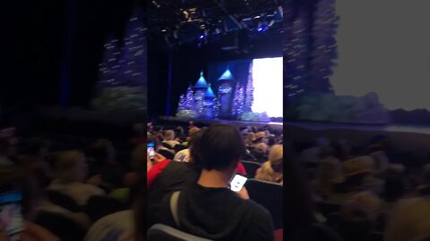 Assistir o show da Frozen ao vivo na Disney - #shorts #linda #bebe