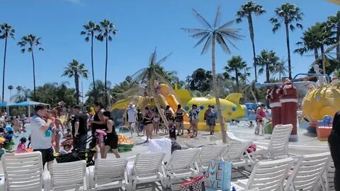 Knotts Soak City Friday crowd