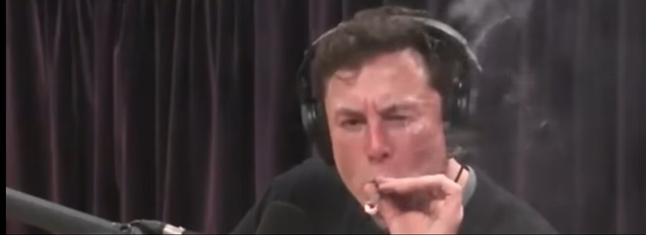 Tesla CEO ELON MUSK Smokes Weed During Joe Rogan Podcast Interview 😱