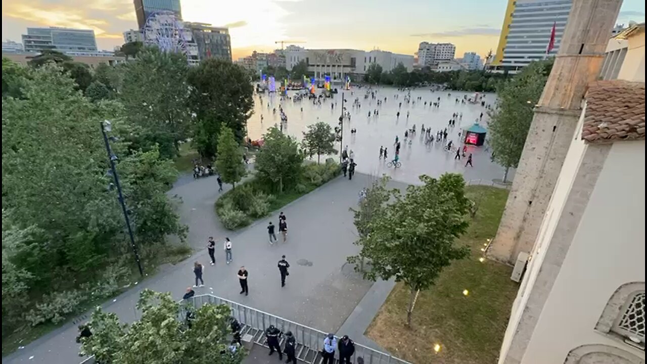 Turistët e huaj mbushin sheshin ‘Skënderbej’ teksa Rithemelimi proteston