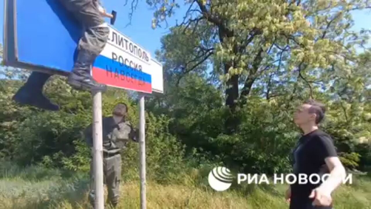 The Ukrainian sign at the entrance to Melitopol was replaced with the inscription "Russia forever"