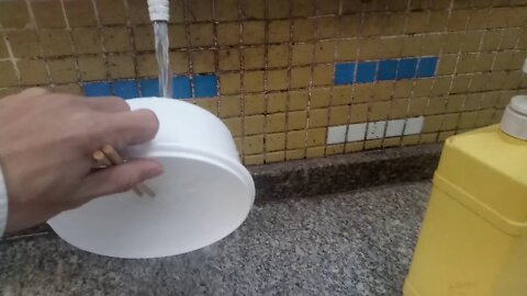 才吃了两天我饭盒的盖子就被别人拿走了，给你们看看我今天吃的早餐吧