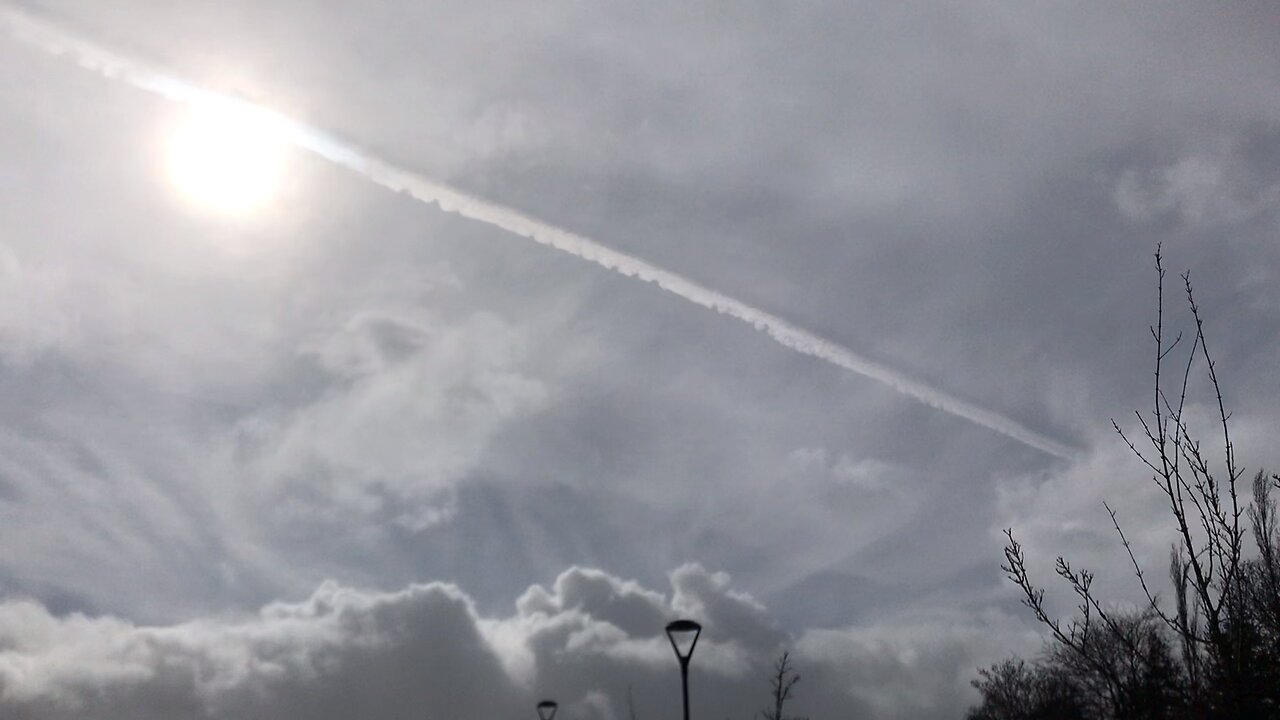 Massive chemtrial across the sun Wales 🏴󠁧󠁢󠁷󠁬󠁳󠁿3:53 pm 30/03/2023