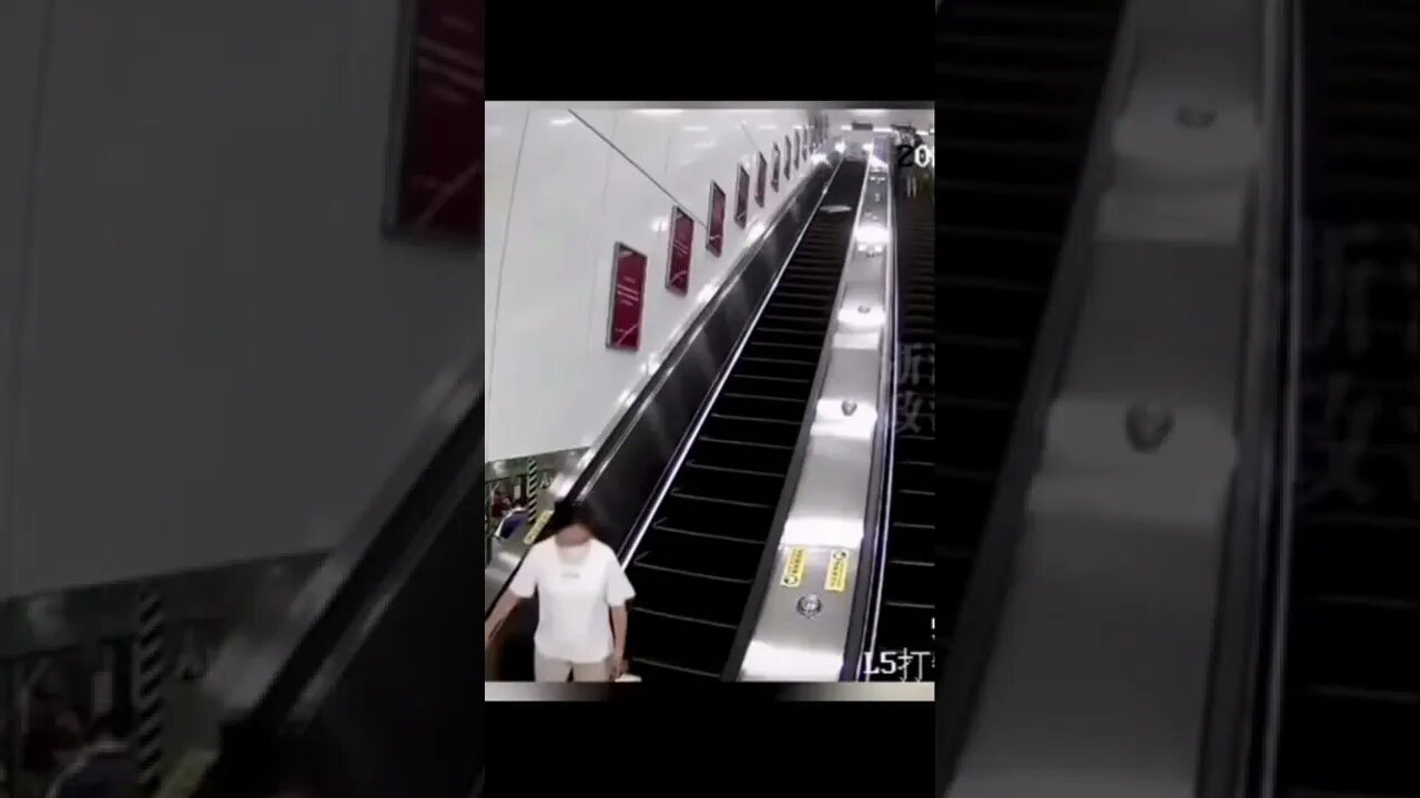 What a great idea😂#shorts #crazyvideo #ouch #fall #escalator #luggage