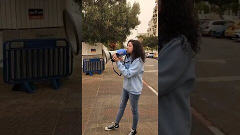 גם יאיר לפיד מקבל השכמה כראוי לטפלון שחושב ששום דבר לא נדבק אליו תשתפו!