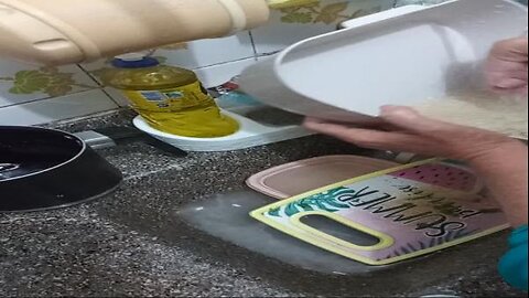 Cirurgia bariátrica arroz limpeza e colocando na panela com água