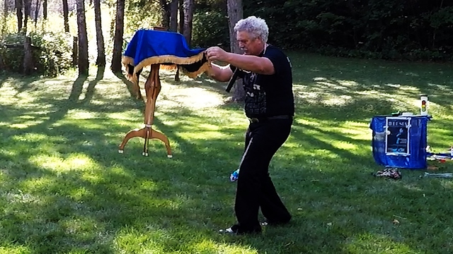 World Famous Magician Makes Levitating A Table Look Like A Piece Of Cake