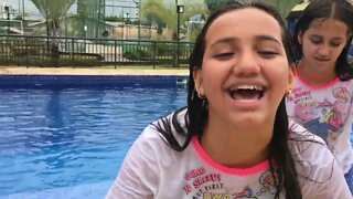 DESAFIO NA PISCINA DE PIJAMA NO FRIO - 3 irmãs demais