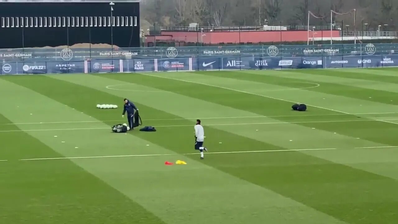 Neymar chegando pro treino do psg coletivo