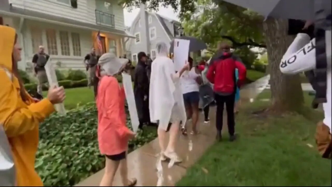 Protesters are back in front of the house of justice Kavanaugh