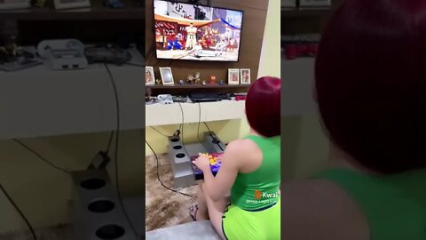 mulher jogando kof 98