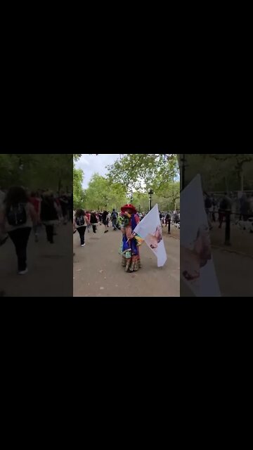 People from all over the world coming to bucking to pay respects to the Queen #buckinghampalace