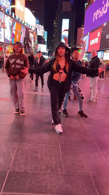 Chicks right beside me😌💅🏽🔥