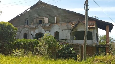 um casarão muito top abandonado