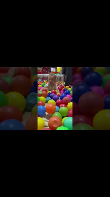 DIA DE BRINCAR E SE DIVERTIR BASTANTE NO SHOPPING NA PISCINA DE BOLINHA EM FAMILIA BRINCAR #shorts