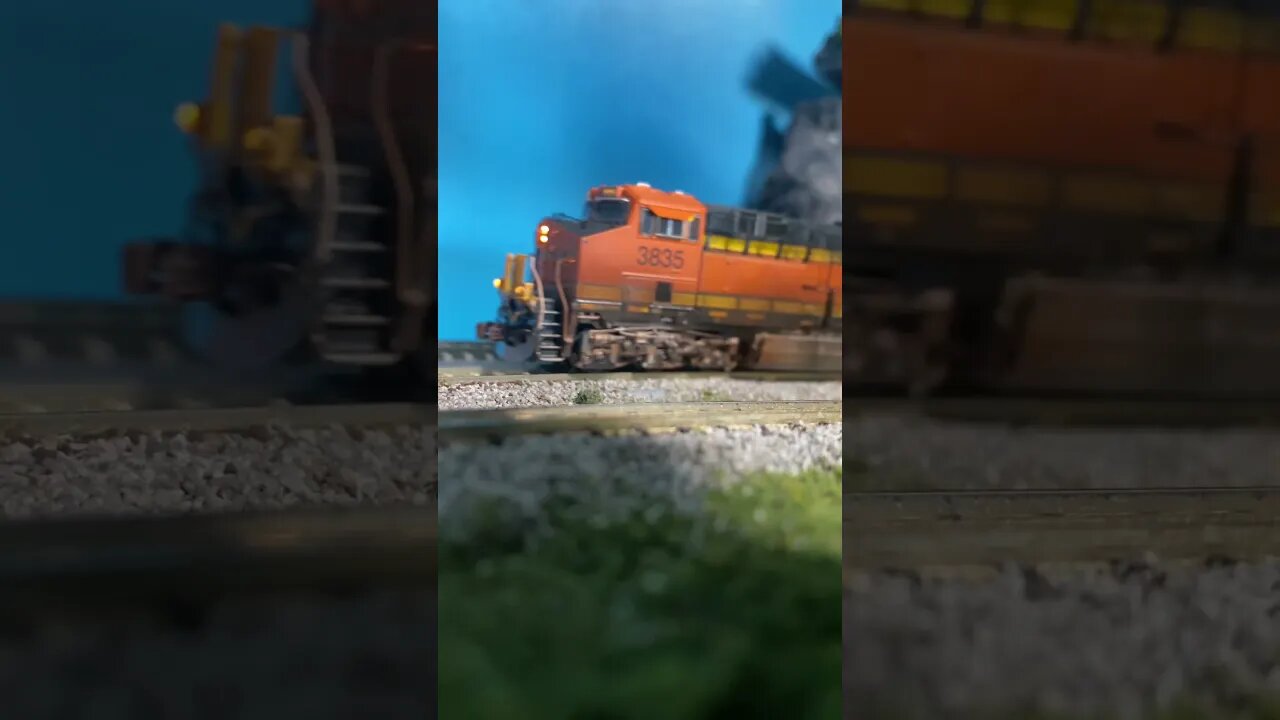 N Scale BNSF protein gondola train