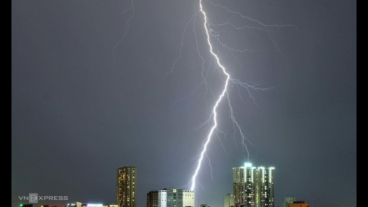 7,000 lightning strikes in Hanoi in three hours