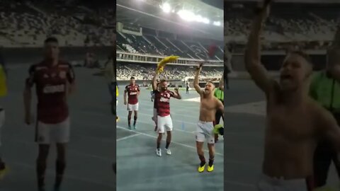 VIDAL FAZ A ALEGRIA DA TORCIDA/JOGA A CAMISA E VAI COMEMORAR