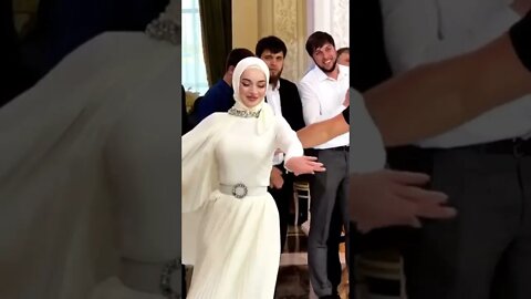 САМАЯ ОЧАРОВАТЕЛЬНАЯ ЧЕЧЕНСКАЯ ДЕВУШКА ТАНЦУЕТ НА СВАДЬБЕ 2022