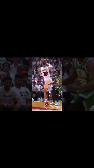 Bro STOPPED a 3 v 1 with a MONSTER BLOCK👀 #shorts