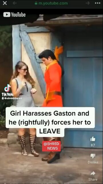 Woman Gropes Character Performer and Gets Kicked Out