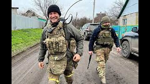Soldado ucraniano robar ayuda humanitaria a los civiles de Nikopol en la región de Dnepropetrovsk.