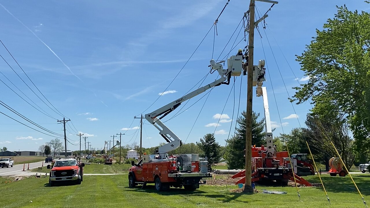 Wentzville Widen N 3 - Linemen Doing What They Do