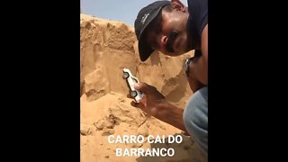 Incrível.! Carro cai do barranco e motorista......