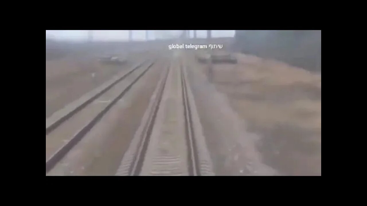 THE RUSSIAN TANK IS PASSING THE TRAIN ROAD! RUSSIA UKRAINE WAR!