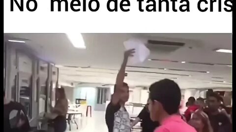 NO MEIO DE TANTA CRISE #meme #viral #shorts