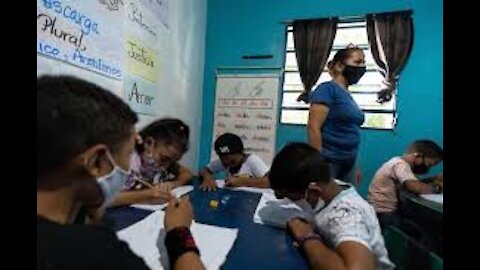 Una escuela en casa: una maestra venezolana convierte su sala en aula para frenar el rezago escolar