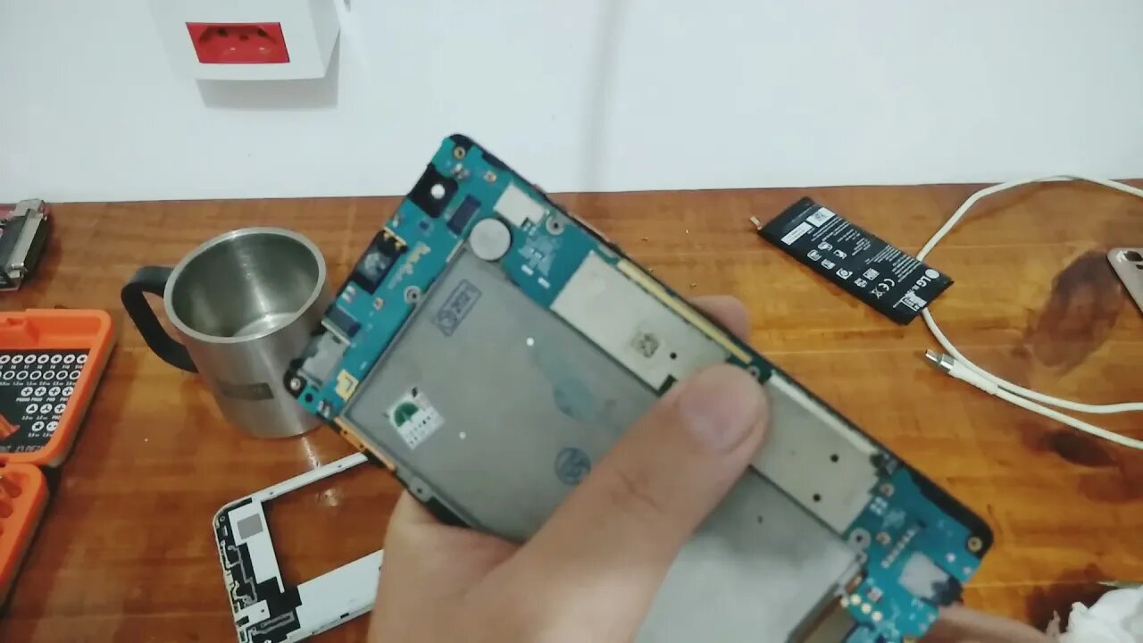 COMO DESMONTAR CELULAR LG K220DSF DE MANEIRA CORRETA.