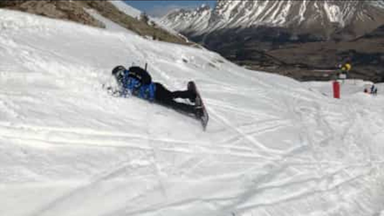 Esquiador cai na neve como uma raposa