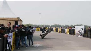 Ce motard confirmé réalise 326 wheelings en scooter