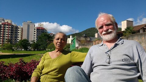 Eu e dona Maria Rumo a praia do Santinho...