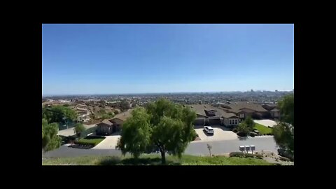 DESTRUYENDO LA ECONOMÍA/DESTROYING THE ECONOMY