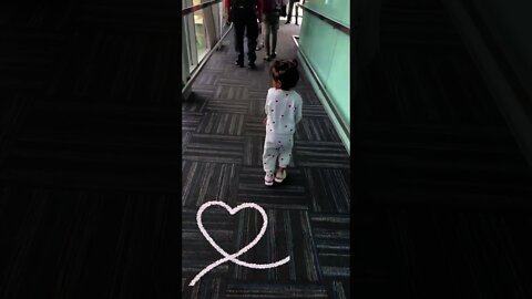 Little girl sees her pilot dad on the same GoAir flight. Her reaction is priceless